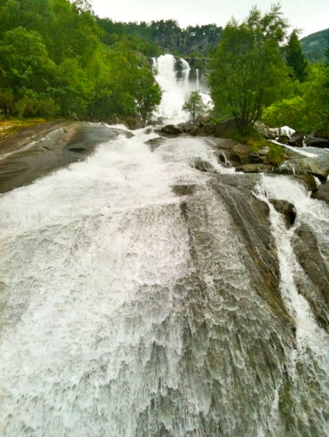 På en bro på Postvegen kan en studere tonnevis med vann som dundrer under skoene